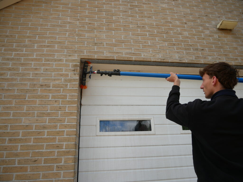 Buitenkant garage reinigen