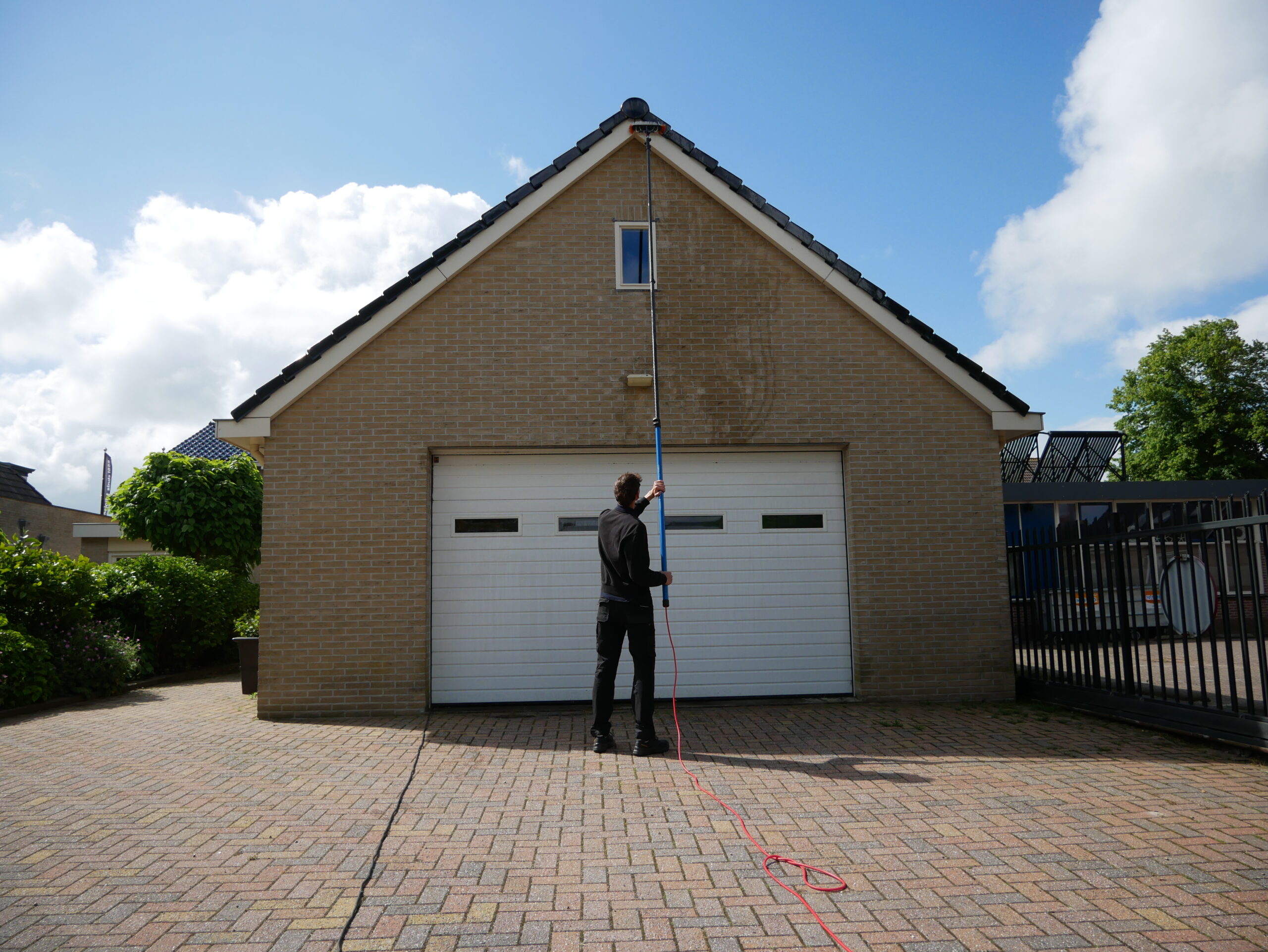 Gevelreiniging en schoonmaak van een garage door SYH Schoonmaakdiensten